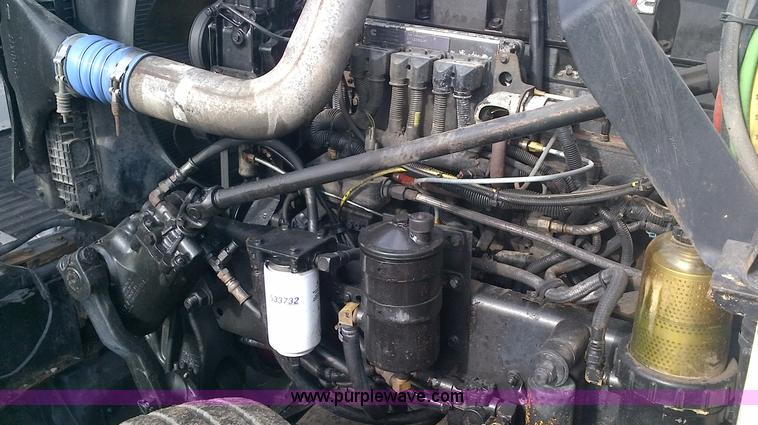 image for item D4657 2000 Freightliner semi truck