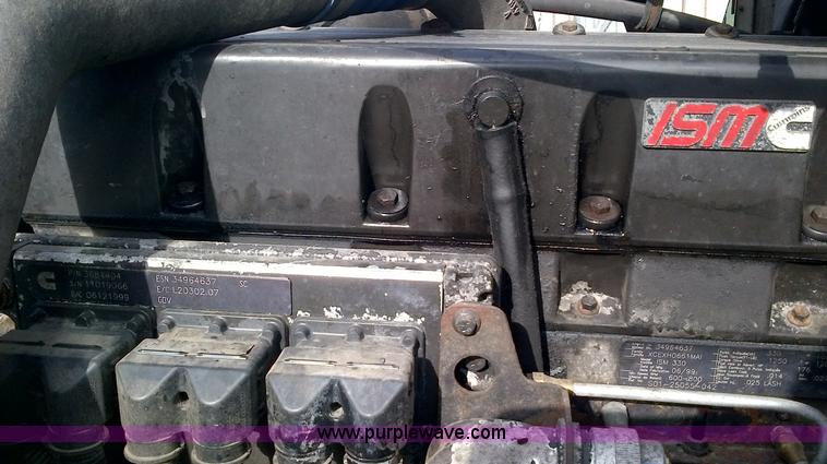 image for item D4657 2000 Freightliner semi truck