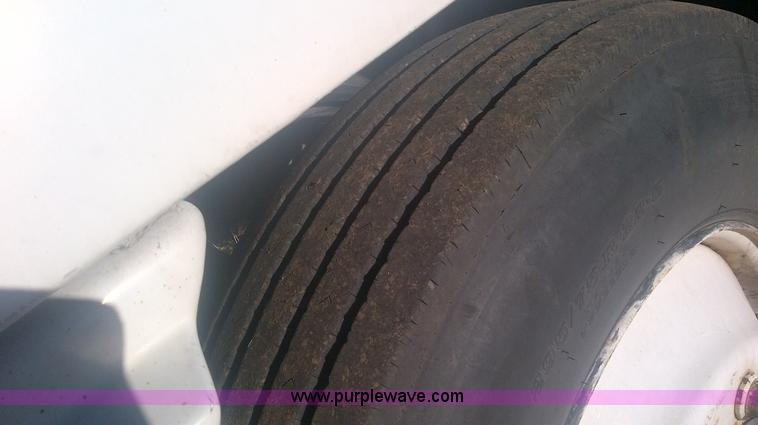 image for item D4657 2000 Freightliner semi truck