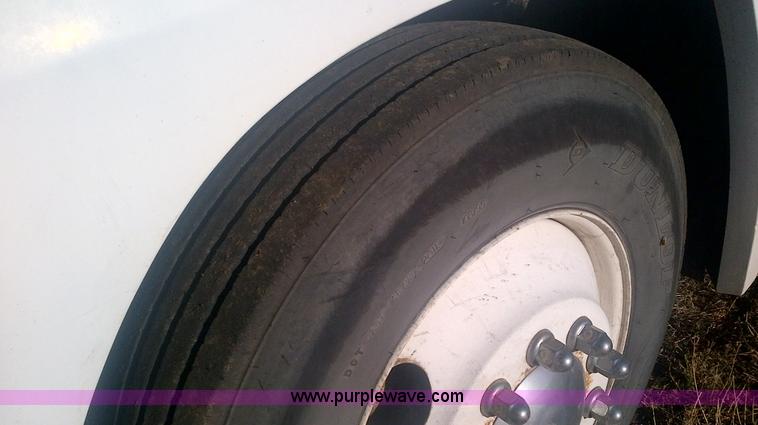 image for item D4657 2000 Freightliner semi truck