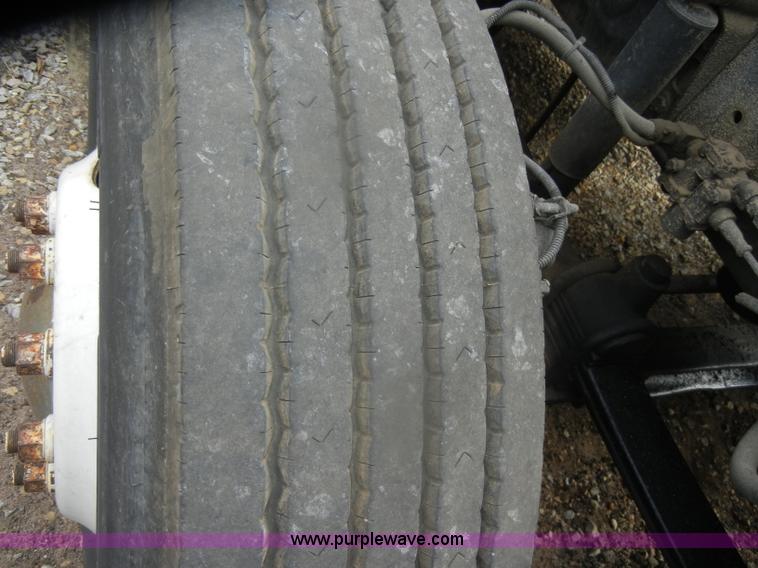 image for item D4657 2000 Freightliner semi truck