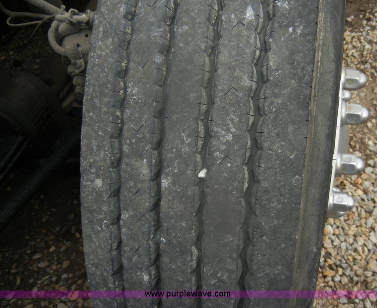 image for item D4657 2000 Freightliner semi truck