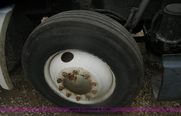 image for item D4657 2000 Freightliner semi truck