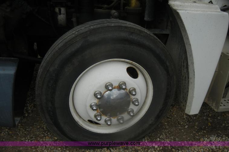 image for item D4657 2000 Freightliner semi truck