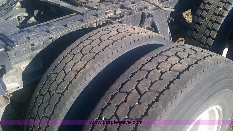 image for item D4657 2000 Freightliner semi truck