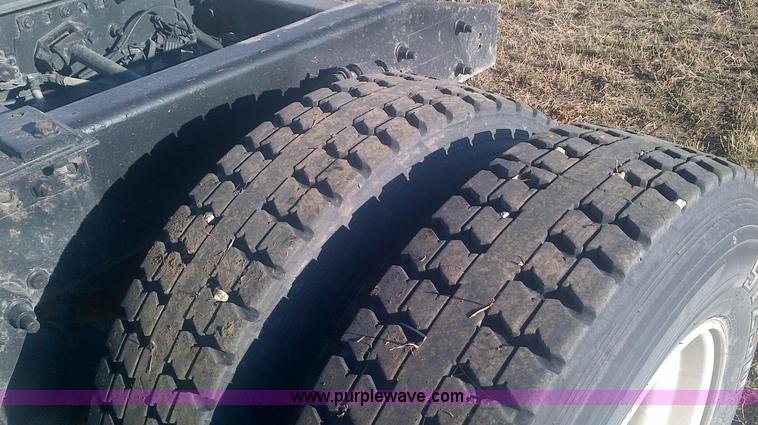 image for item D4657 2000 Freightliner semi truck