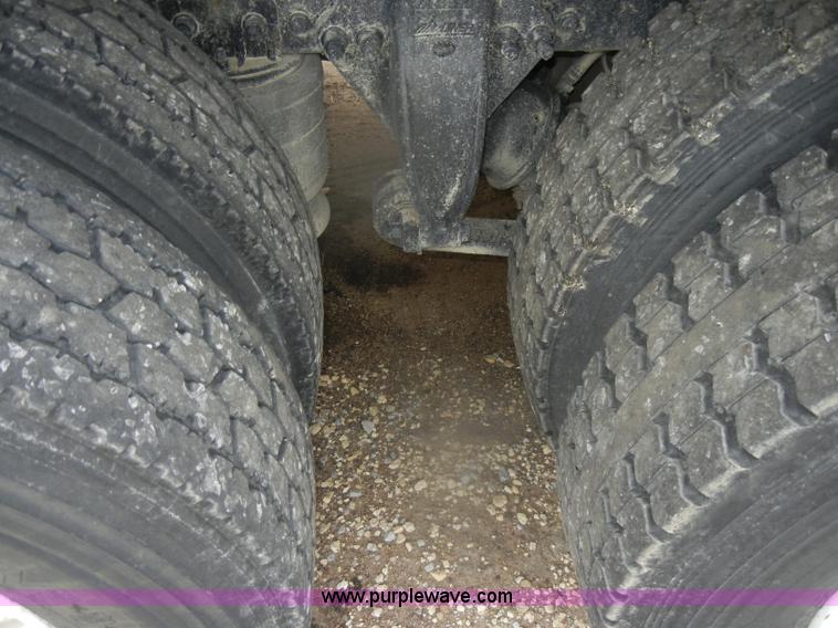 image for item D4657 2000 Freightliner semi truck