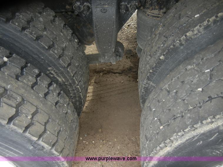 image for item D4657 2000 Freightliner semi truck