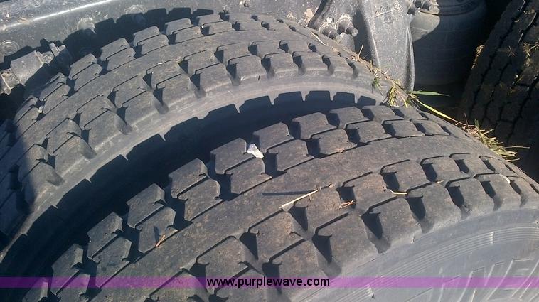 image for item D4657 2000 Freightliner semi truck