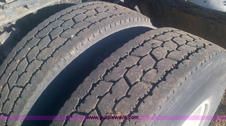 image for item D4657 2000 Freightliner semi truck