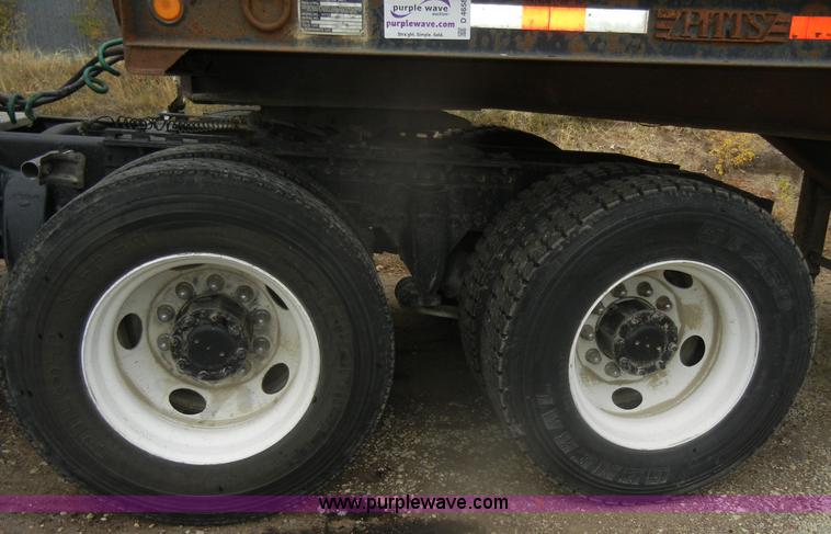 image for item D4657 2000 Freightliner semi truck