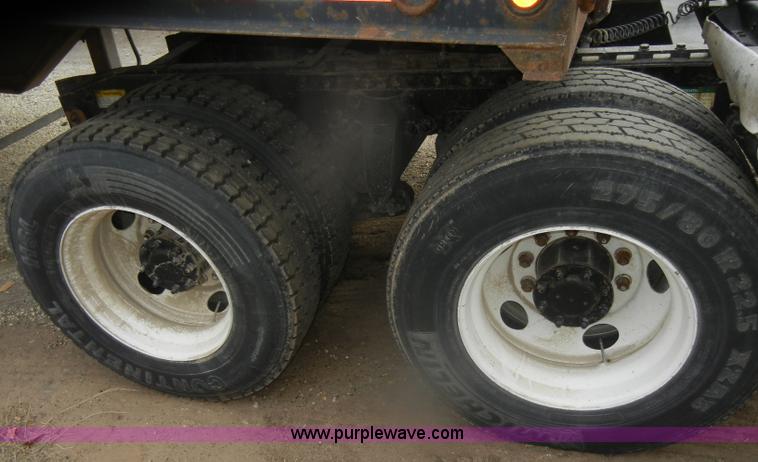 image for item D4657 2000 Freightliner semi truck