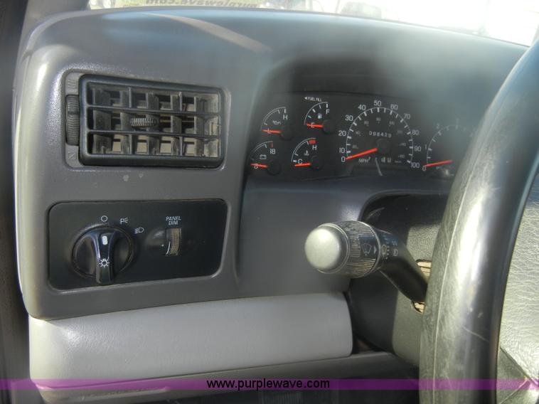 image for item D4714 2000 Ford F350 XL Super Duty flatbed pickup truck