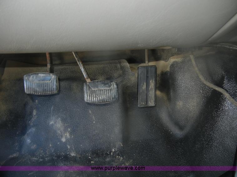 image for item D4714 2000 Ford F350 XL Super Duty flatbed pickup truck