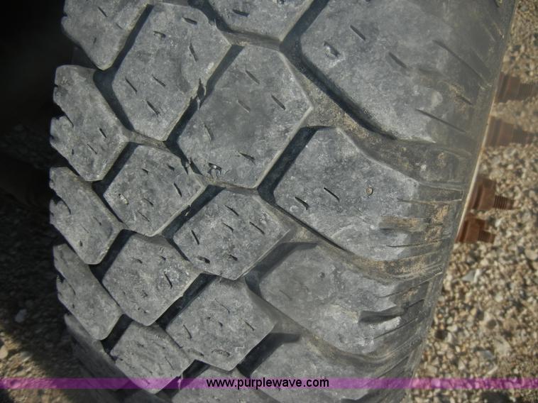 image for item D4714 2000 Ford F350 XL Super Duty flatbed pickup truck