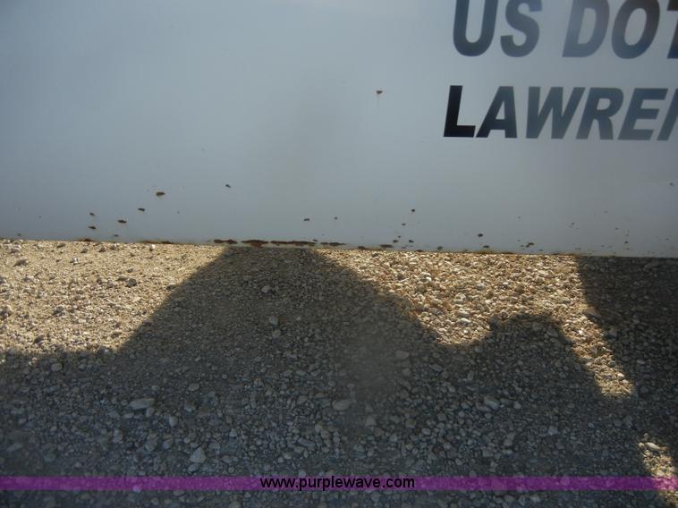 image for item D4714 2000 Ford F350 XL Super Duty flatbed pickup truck