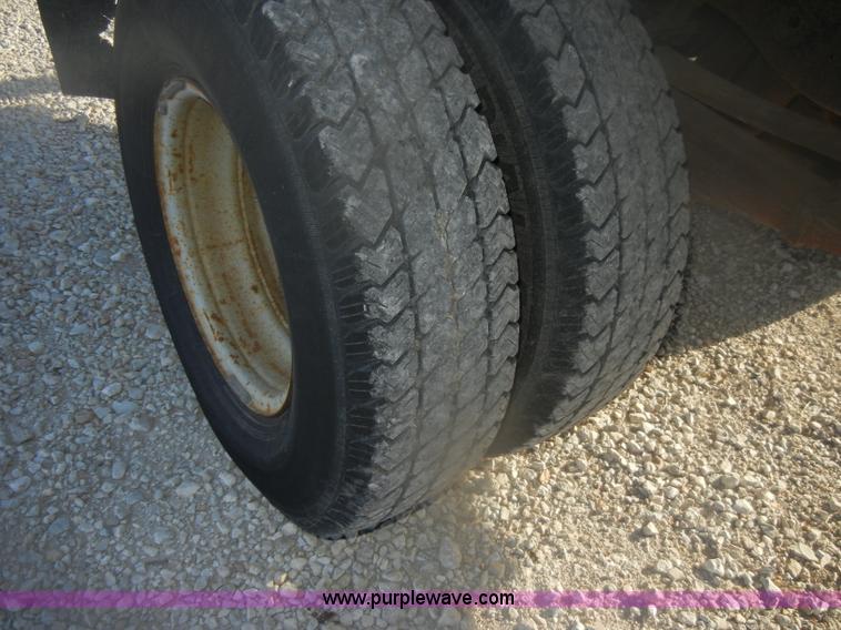 image for item D4714 2000 Ford F350 XL Super Duty flatbed pickup truck