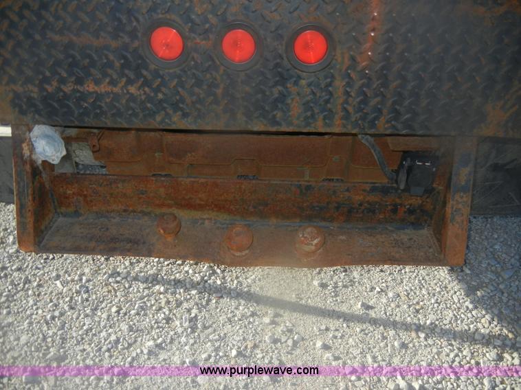 image for item D4714 2000 Ford F350 XL Super Duty flatbed pickup truck