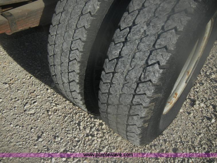 image for item D4714 2000 Ford F350 XL Super Duty flatbed pickup truck