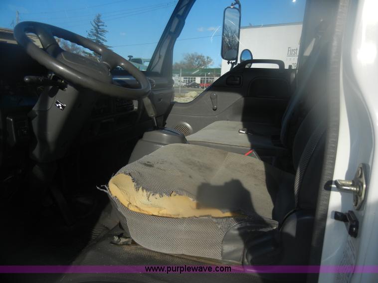 image for item D4715 2001 GMC W3500 box truck