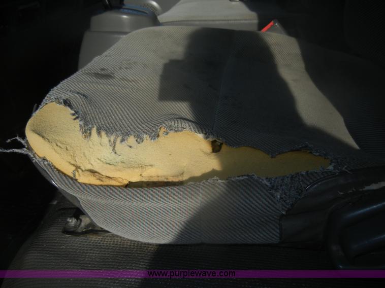 image for item D4715 2001 GMC W3500 box truck