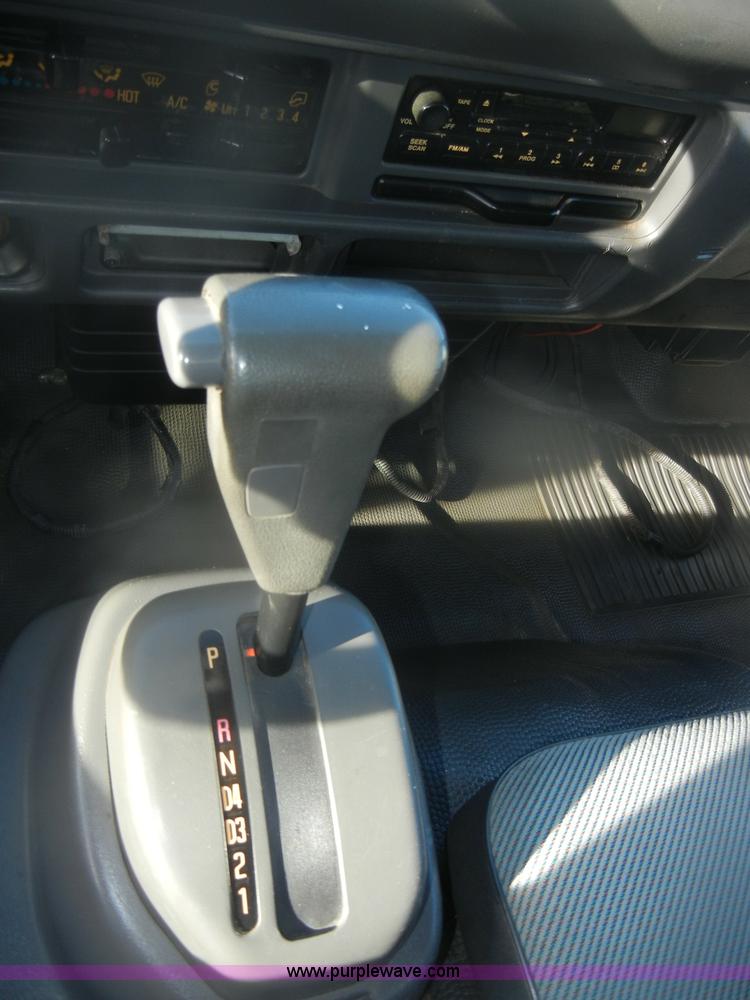 image for item D4715 2001 GMC W3500 box truck