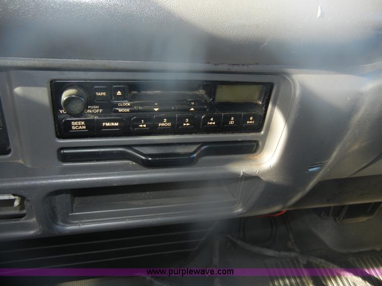 image for item D4715 2001 GMC W3500 box truck