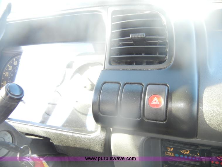 image for item D4715 2001 GMC W3500 box truck