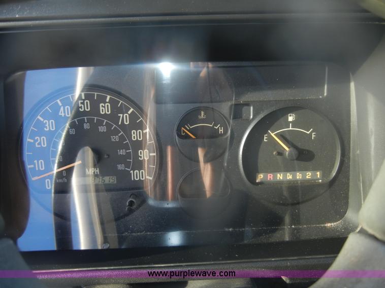 image for item D4715 2001 GMC W3500 box truck