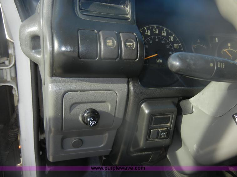 image for item D4715 2001 GMC W3500 box truck