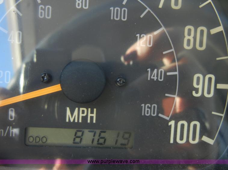 image for item D4715 2001 GMC W3500 box truck