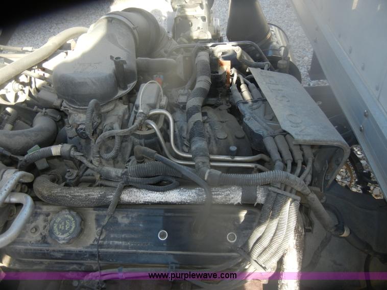 image for item D4715 2001 GMC W3500 box truck