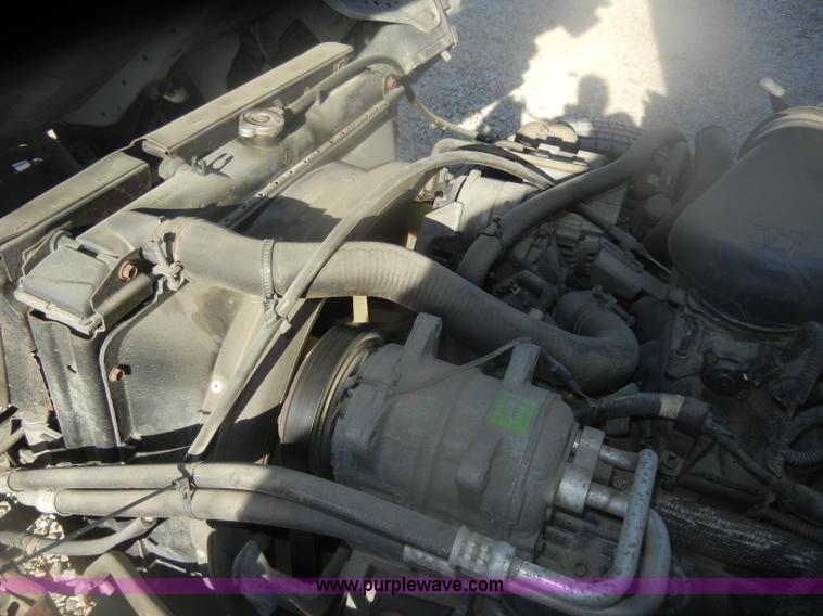 image for item D4715 2001 GMC W3500 box truck