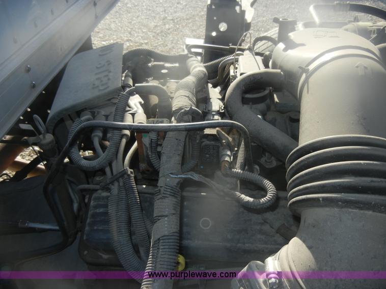 image for item D4715 2001 GMC W3500 box truck