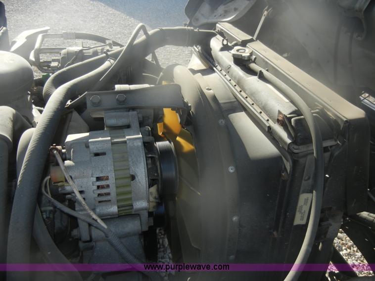 image for item D4715 2001 GMC W3500 box truck