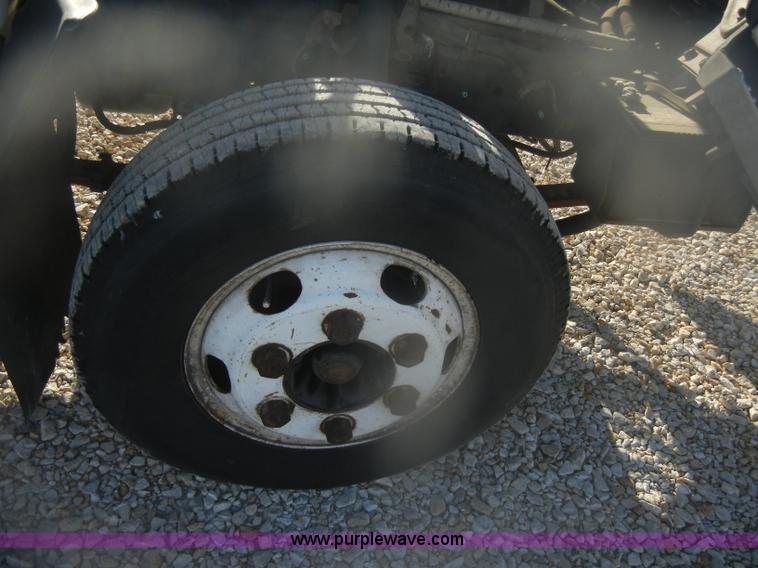 image for item D4715 2001 GMC W3500 box truck