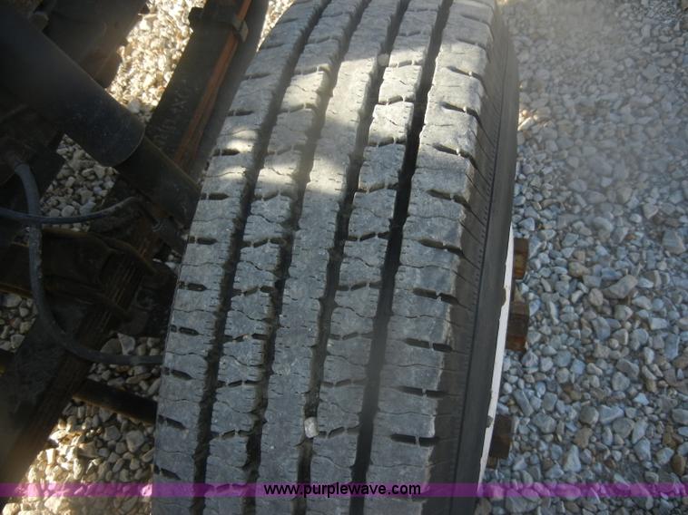 image for item D4715 2001 GMC W3500 box truck