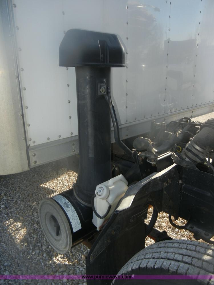 image for item D4715 2001 GMC W3500 box truck