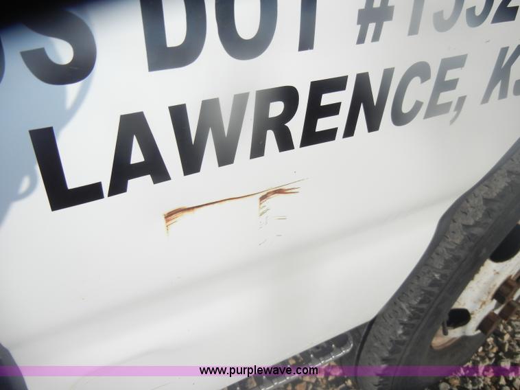 image for item D4715 2001 GMC W3500 box truck