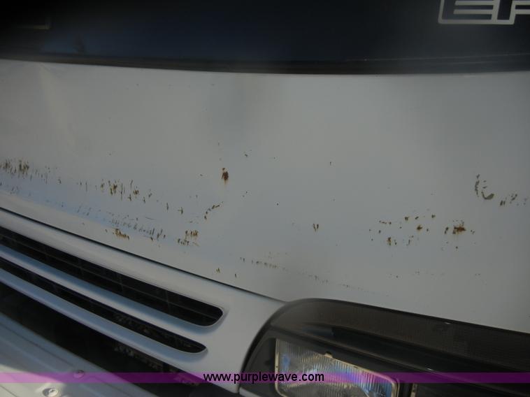 image for item D4715 2001 GMC W3500 box truck