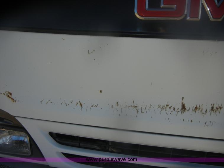 image for item D4715 2001 GMC W3500 box truck