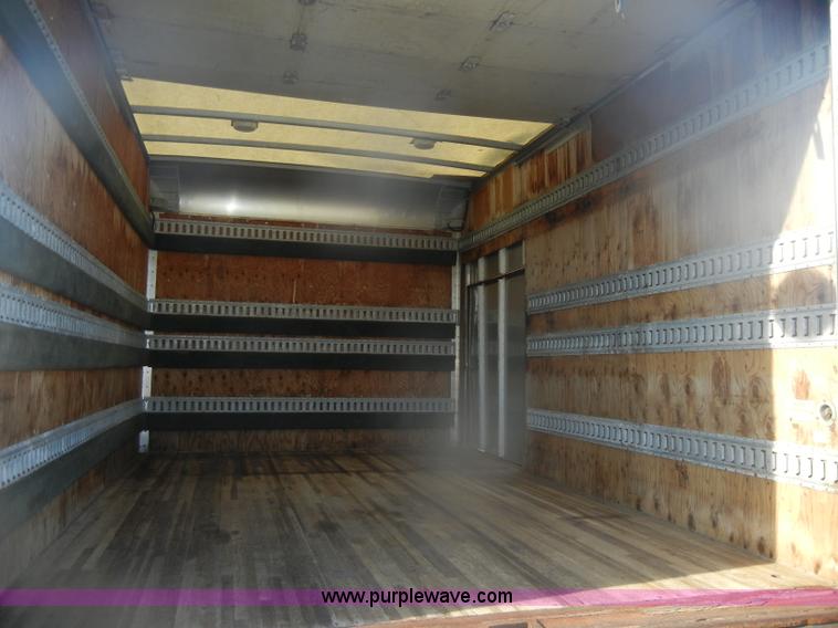 image for item D4715 2001 GMC W3500 box truck