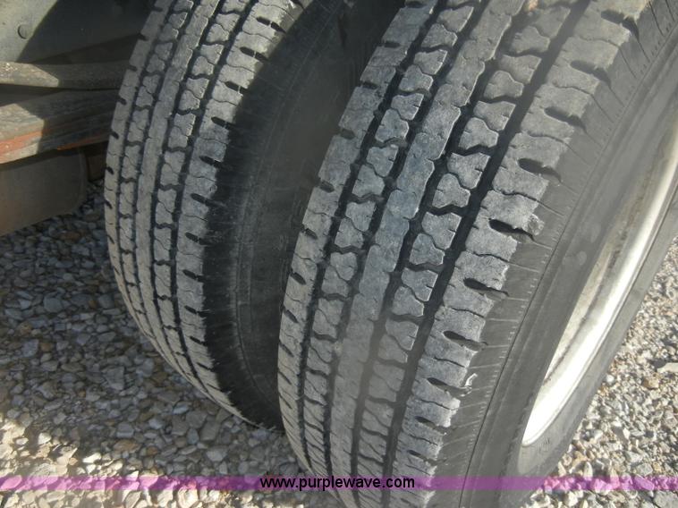 image for item D4715 2001 GMC W3500 box truck