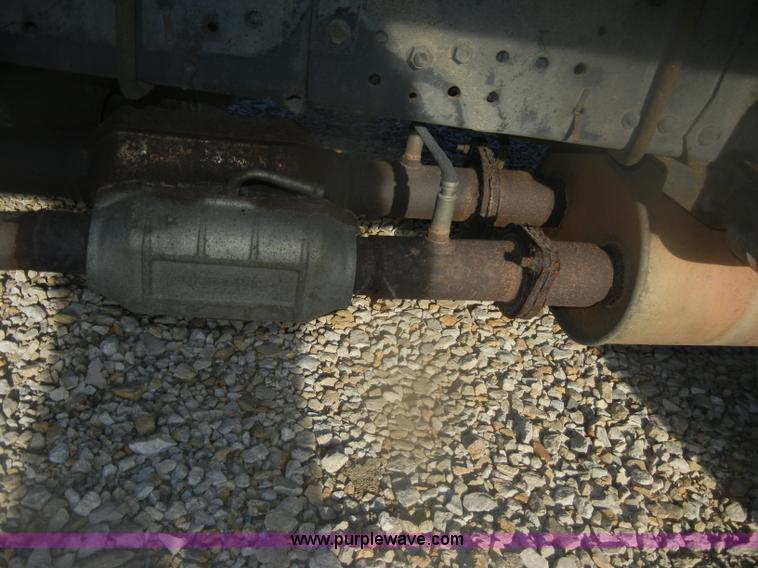 image for item D4715 2001 GMC W3500 box truck