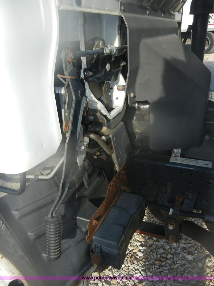 image for item D4715 2001 GMC W3500 box truck