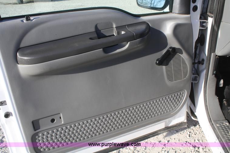 image for item D4716 2002 Ford F250 Super Duty XL pickup truck