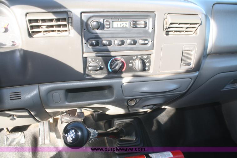 image for item D4716 2002 Ford F250 Super Duty XL pickup truck