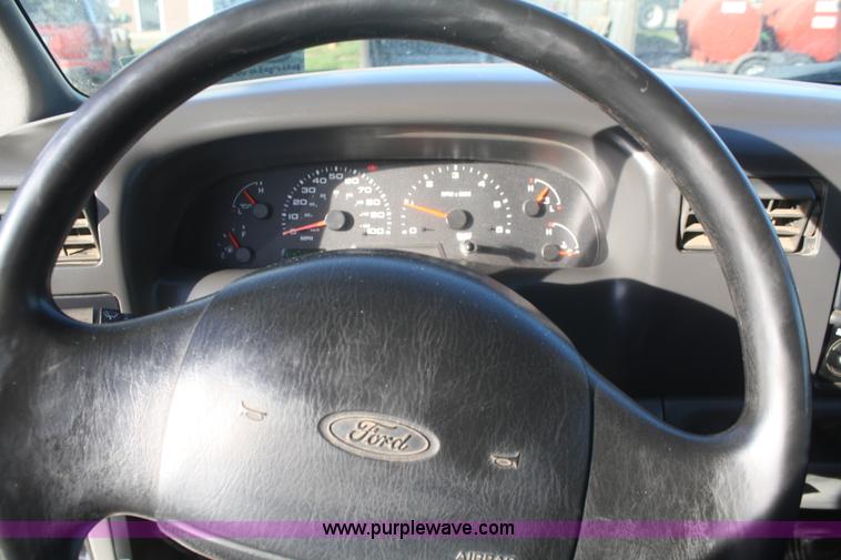 image for item D4716 2002 Ford F250 Super Duty XL pickup truck