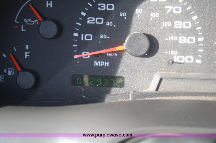 image for item D4716 2002 Ford F250 Super Duty XL pickup truck