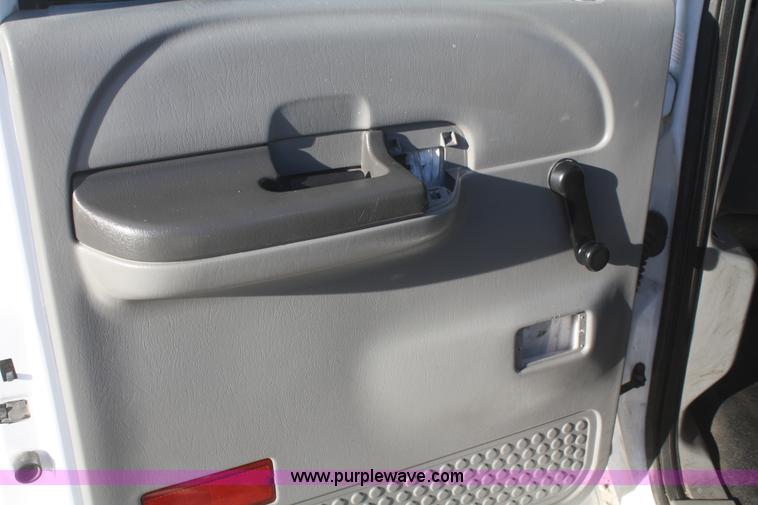 image for item D4716 2002 Ford F250 Super Duty XL pickup truck